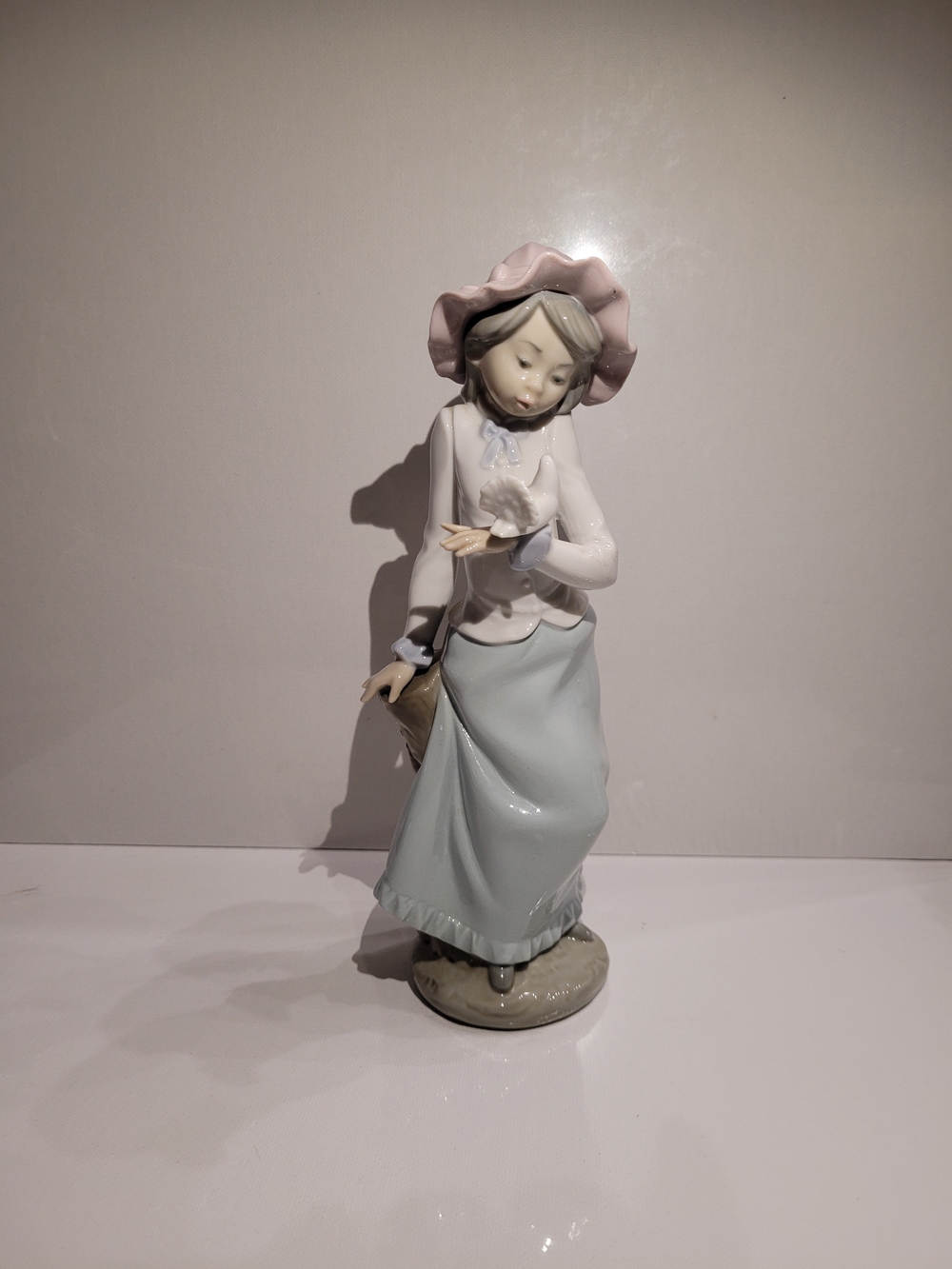 LLADRO / NAO GIRL WITH PINK BONNET HOLDING A DOVE